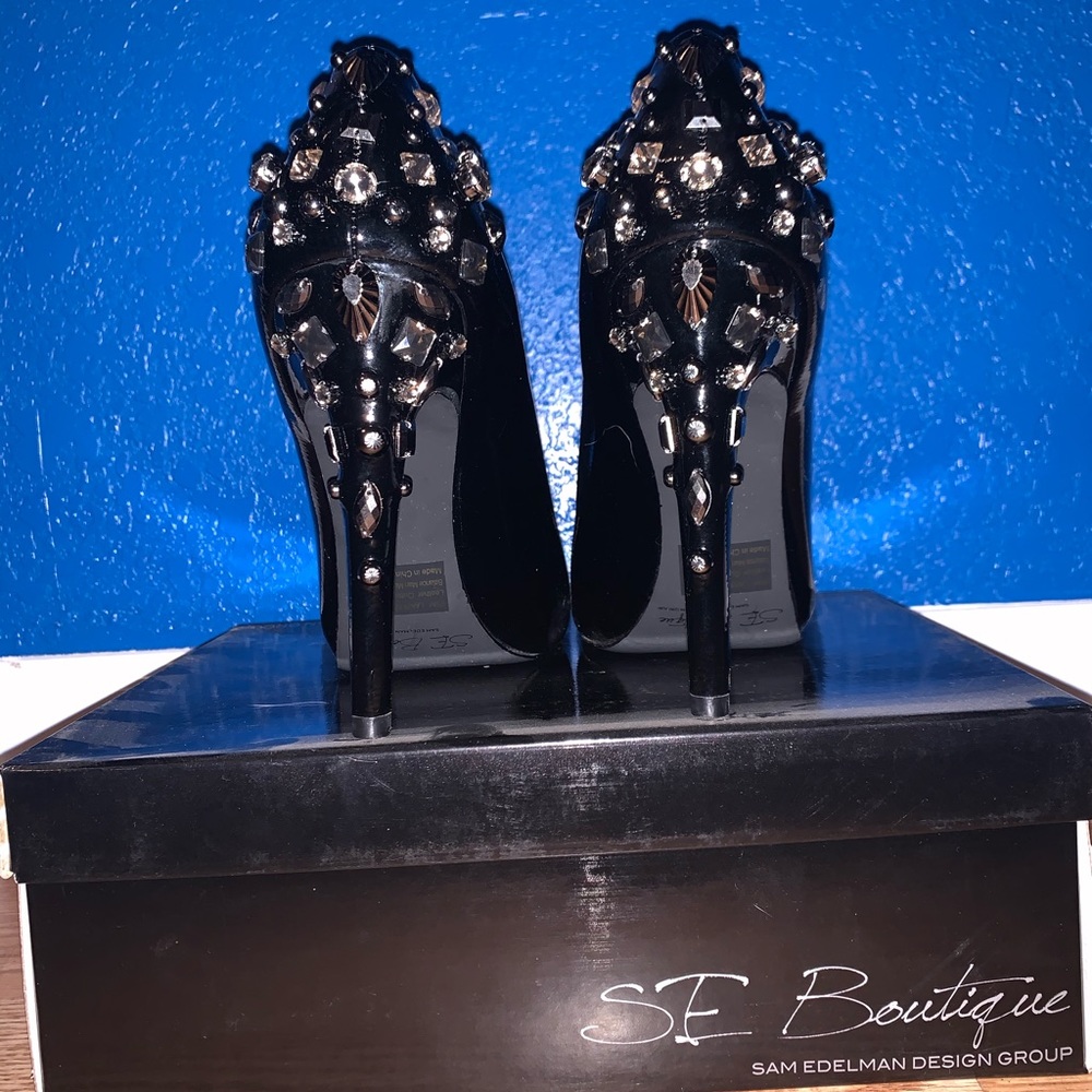 Black patent leather pumps